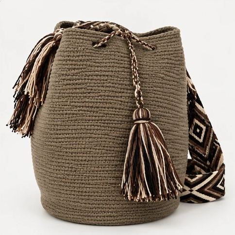 Bolso Wayuu Línea Origen visto de frente, con borla y correa tejida