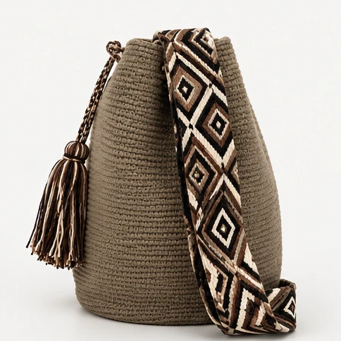 Bolso Wayuu Línea Origen, ángulo frontal con la correa cruzada