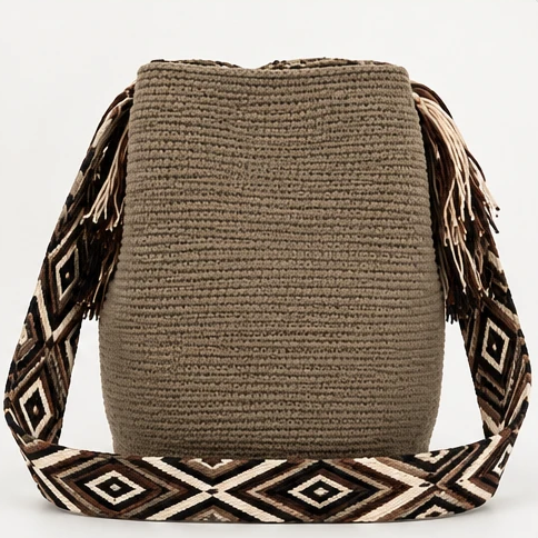Bolso Wayuu Línea Origen, vista frontal mostrando la correa tejida en diamantes
