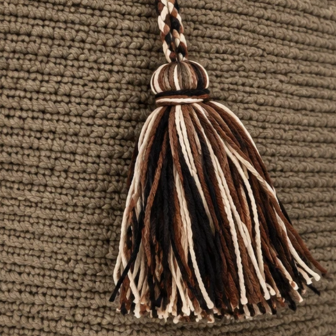 Detalle de la borla tejida a mano del Bolso Wayuu Línea Origen