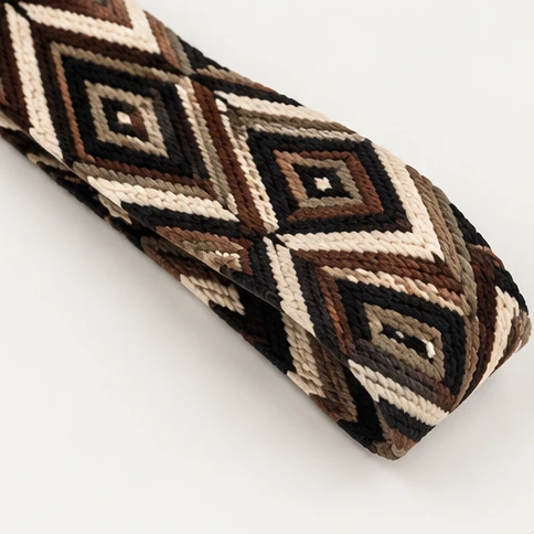 Detalle del tejido en diamantes de la correa del Bolso Wayuu Línea Origen