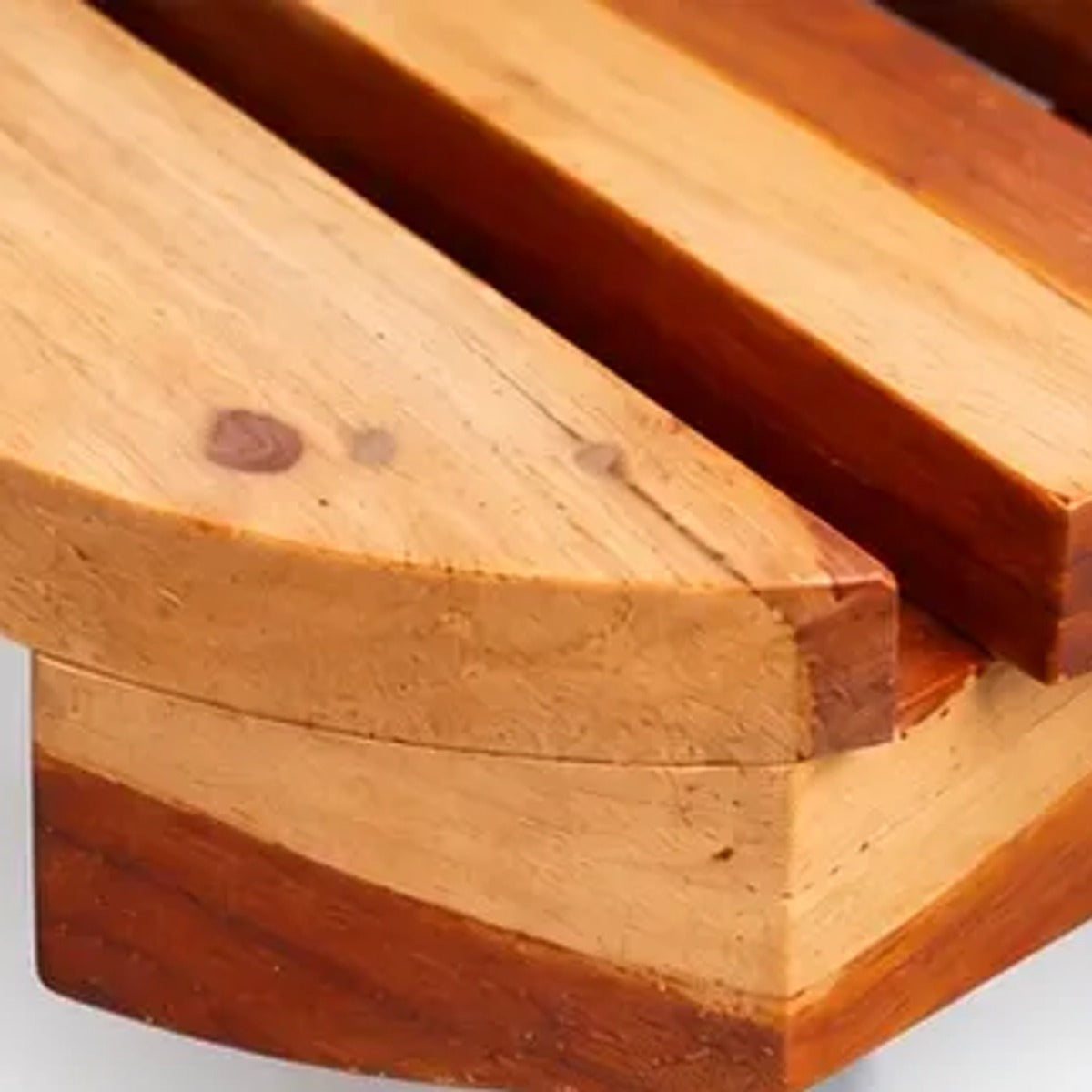 Detalle de las vetas y el acabado de la madera de teca